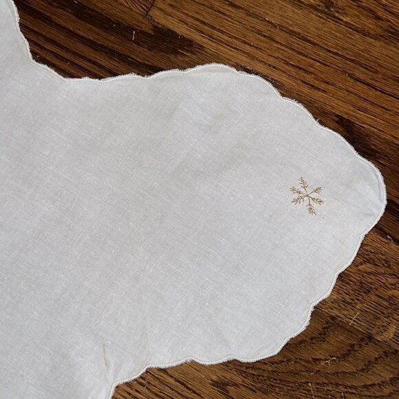 Holiday white linen bread basket liner with embroidered Christmas - Picture 5 of 7